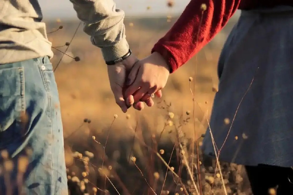 ‌刚加女生时，可以使用以下五个开场技巧让她想回复你